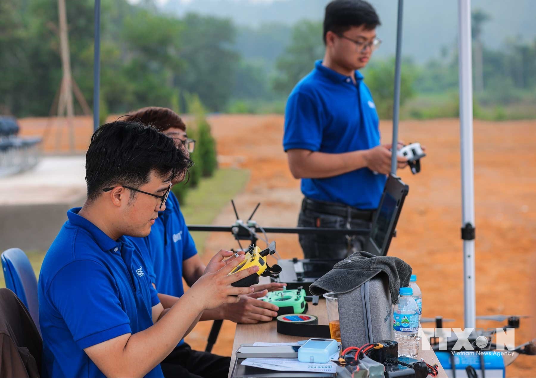 Khu thử nghiệm UAV và chương trình thử nghiệm bay ngoài trời mở ra không gian nghiên cứu, thử nghiệm thực tế, gắn kết với việc phát triển ứng dụng kinh tế tầm thấp (như hợp tác cùng Tổng Công ty Bưu điện Việt Nam). (Ảnh: Hoàng Hiếu/TTXVN)